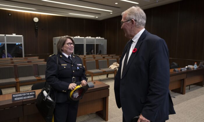 应急准备部长比尔·布莱尔于 2022 年 10 月 31 日在渥太华的公共安全和国家安全常设委员会与加拿大皇家骑警专员布伦达·卢基交谈。（加拿大新闻社/Adrian Wyld）