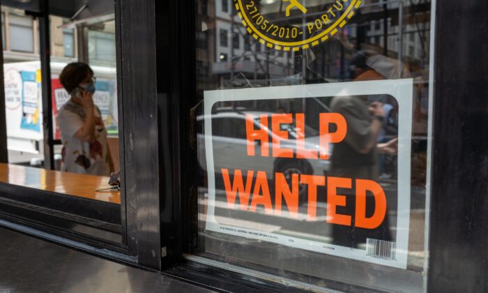 2022 年 7 月 28 日，纽约曼哈顿的一扇窗户上挂着“需要帮助”的牌子。（Spencer Platt/Getty Images）