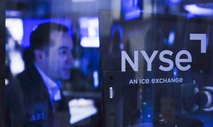 交易员于 2022 年 10 月 4 日在纽约证券交易所工作。（Seth Wenig/美联社照片）