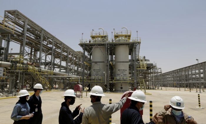 2021 年 6 月 28 日，沙特阿美公司的工程师和记者在沙特阿拉伯东部省份 Hawiyah 观看 Hawiyah 天然气液体回收厂。（Amr Nabil/美联社照片）
