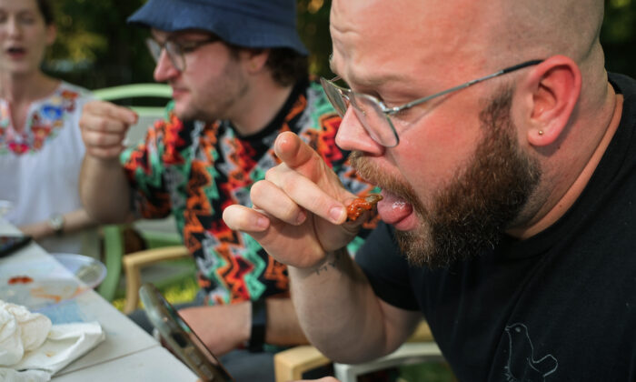 2021 年 6 月 4 日，人们在马里兰州海厄茨维尔吃周期性蝉。（Chip Somodevilla/Getty Images）