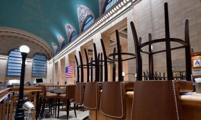 2020 年 3 月 25 日，纽约中央车站的一家空荡荡的餐厅。（Angela Weiss/AFP via Getty Images）