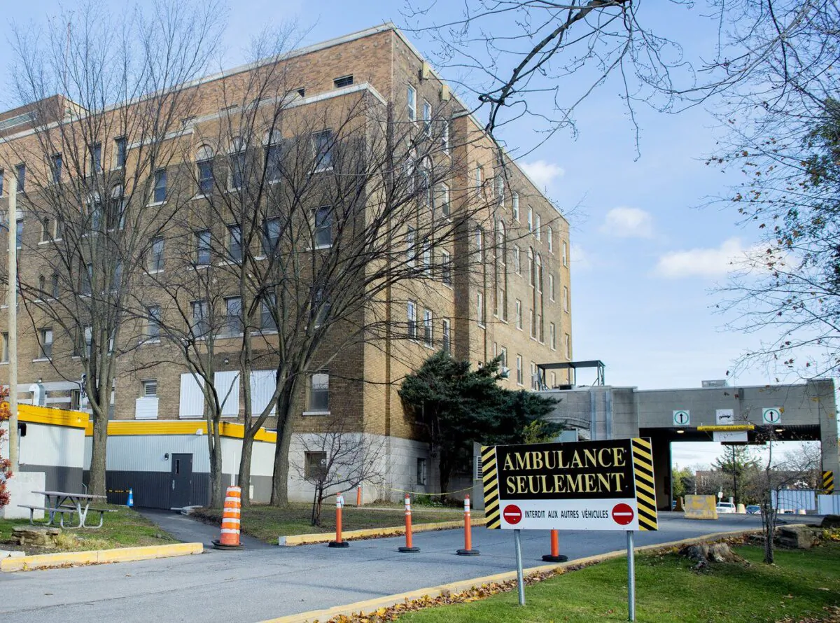 The emergency department entrance is shown a the Lachine Hospital in Montreal, Nov. 14, 2021. (The Canadian Press/Graham Hughes)
