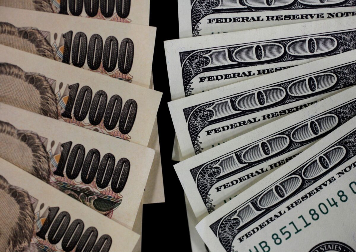 NextImg:Dollar Slips as Banking Sector Fears Ease, Yen Climbs