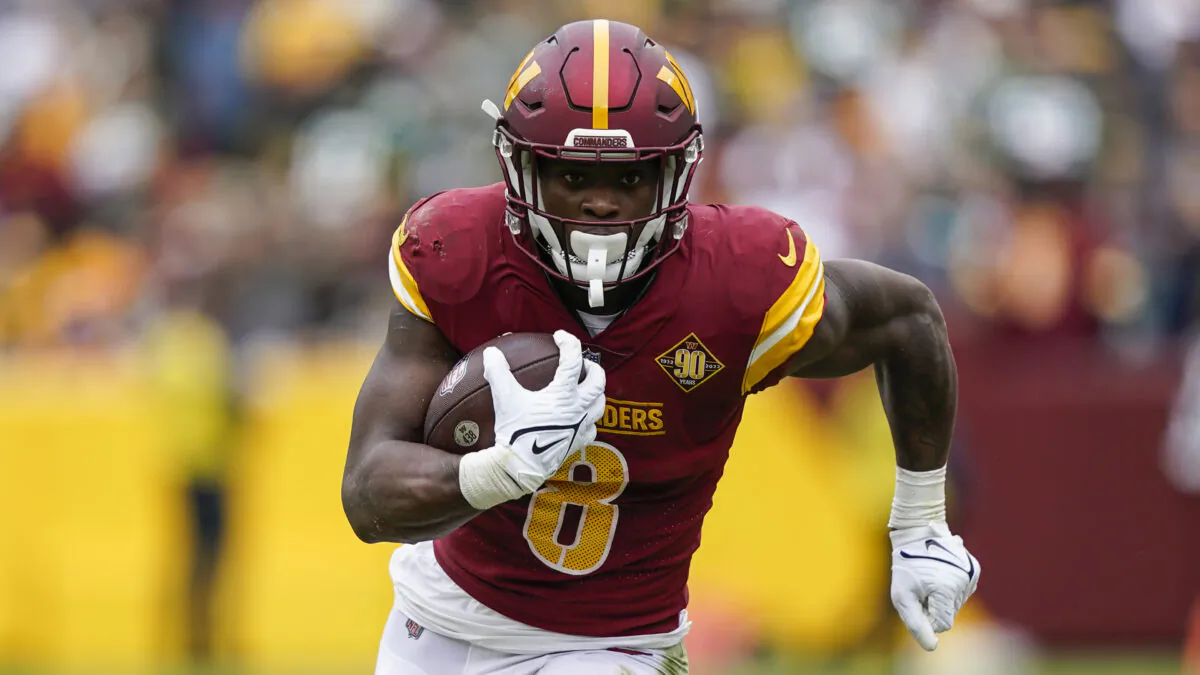Washington Commanders running back Brian Robinson Jr. (8) runs with the ball during the first half of an NFL football game against the Green Bay Packers in Landover, Md., on Oct. 23, 2022. (Susan Walsh/AP Photo)