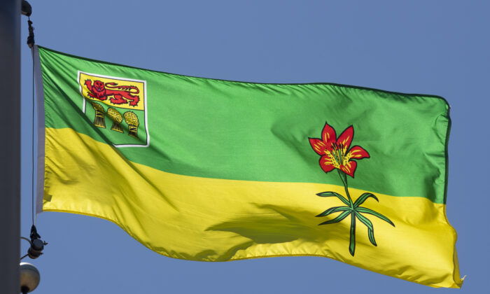 萨斯喀彻温省的省旗于 2020 年 7 月 6 日在渥太华的旗杆上飘扬。（加拿大新闻社/Adrian Wyld）