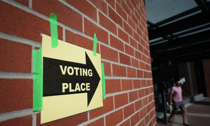2022 年 10 月 15 日，一名男子离开温哥华的一个公民选举投票站。（加拿大媒体/Darryl Dyck）