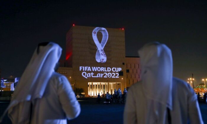 2019 年 9 月 3 日，卡塔尔人聚集在首都多哈的传统 Souq Waqif 市场，因为 2022 年卡塔尔世界杯的官方标志投影在建筑物的正面。（法新社通过 Getty Images）