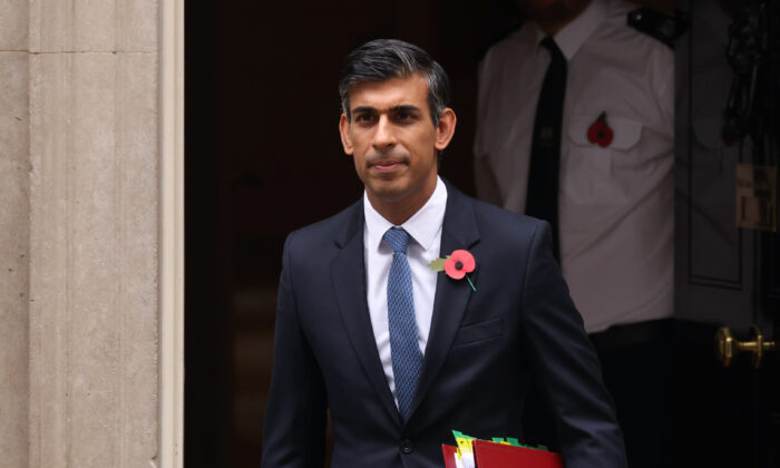 2022 年 11 月 2 日，英国首相 Rishi Sunak 离开唐宁街 10 号出席在伦敦下议院举行的首相提问。（Dan Kitwood/Getty Images）