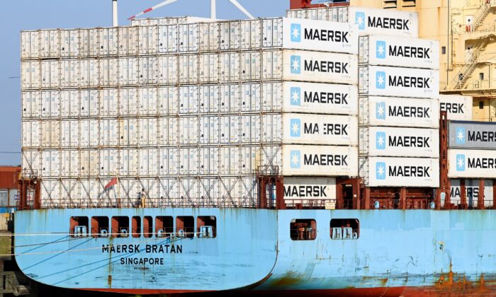 2022 年 6 月 24 日，丹麦航运公司 Maersk 的货船“Maersk Bratan”在德国汉堡港的一个集装箱码头装载。（Fabian Bimmer/路透社）