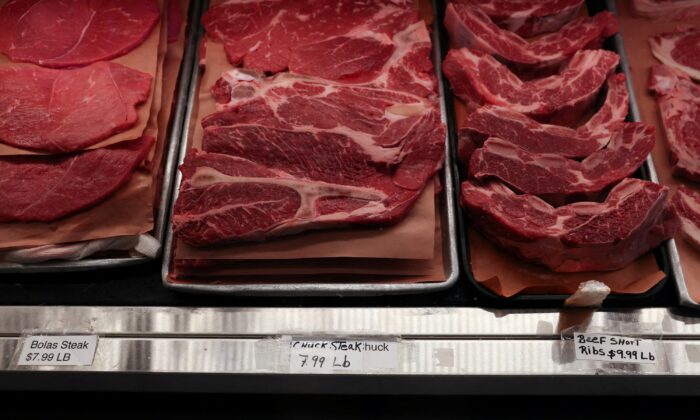 2022 年 8 月 8 日，在纽约曼哈顿的一家肉店出售的肉块。（Andrew Kelly/路透社）