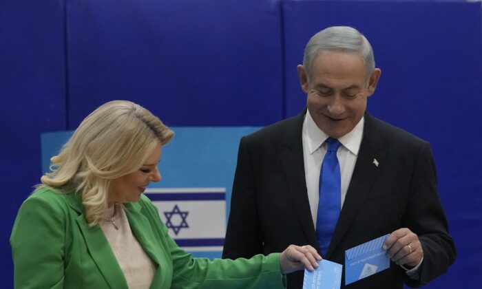 利库德集团主席本杰明·内塔尼亚胡和他的妻子萨拉在 2022 年 11 月 1 日在耶路撒冷举行的以色列选举期间投票。（玛雅·阿勒鲁佐/美联社照片）