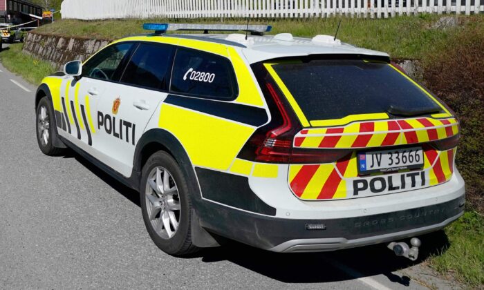 2022 年 5 月 20 日，一辆警车停在犯罪现场附近，三人在挪威 Numedal 的 Nore 村被刺伤。 - 在挪威东南部的一次刺伤袭击中，至少三人受伤，其中一人重伤，挪威警方说。  - 挪威出局（Lise Åserud / NTB / AFP 拍摄）/挪威出局（LISE ASERUD/NTB/AFP 拍摄，来自 Getty Images）
