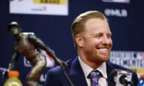 Dodgers’ Justin Turner Wins 2022 Roberto Clemente Award