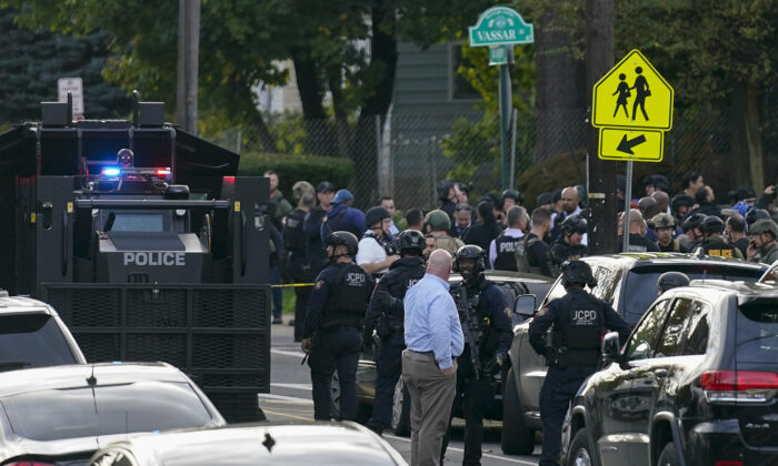 2 Police Officers Shot In Newark; Suspect At Large | The Epoch Times