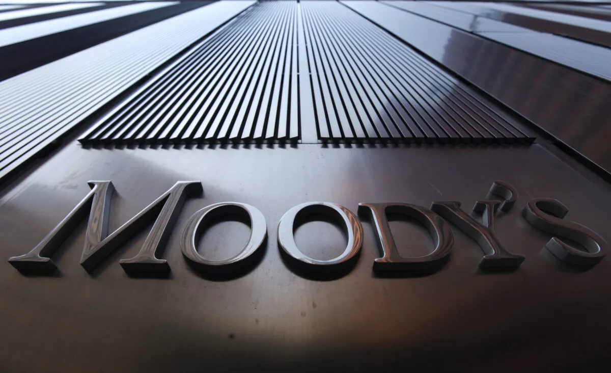 A Moody's sign on the 7 World Trade Center tower in New York, on Aug. 2, 2011. (Mike Segar/Reuters)