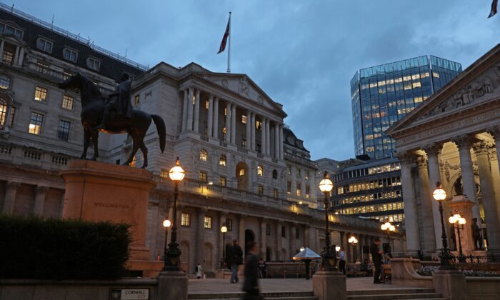 2022 年 11 月 2 日黄昏时分，英国中央银行英格兰银行在伦敦金融城拍摄。（Isabel Infantes/AFP via Getty Images）