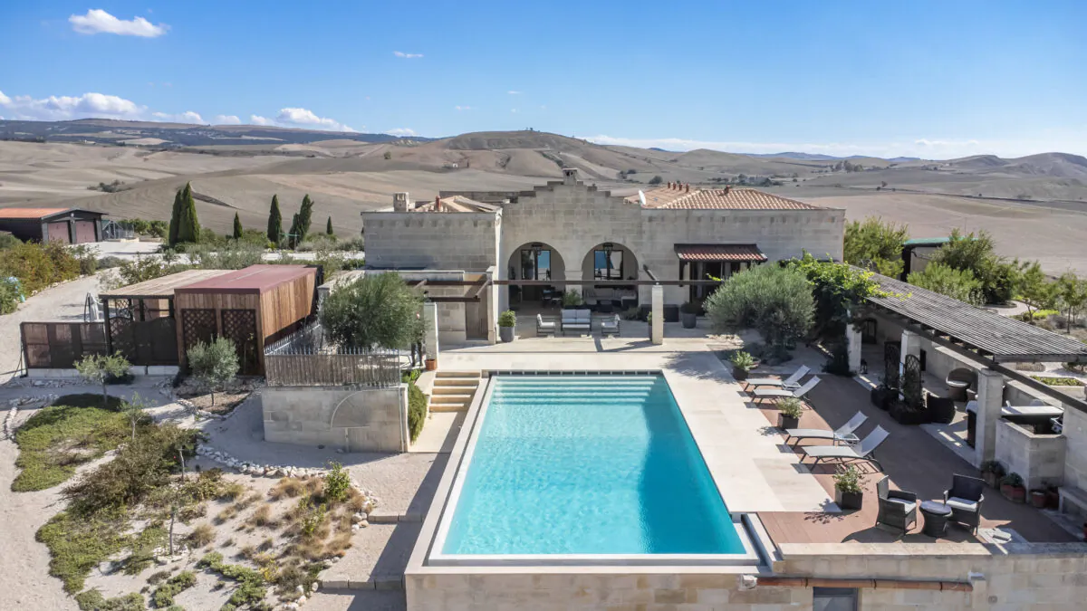 The infinity pool and adjacent sunbathing and alfresco dining areas create a resort-like atmosphere. (Courtesy of Sotheby’s Concierge Auctions)