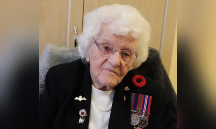 夏洛特敦的二战老兵布兰奇·贝内特（Blanche Bennett）在她的女儿芭比·斯宾塞（Barb Spence）提供的这本讲义中展示。  Bennett 于 11 月 12 日满 100 岁。（加拿大媒体/HO-Barb Spence）

