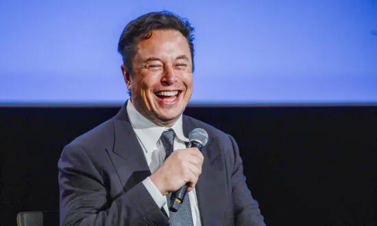 Elon Musk Criticizes Wikipedia Over Calling His Suspension of Journalists’ Accounts a ‘Massacre’