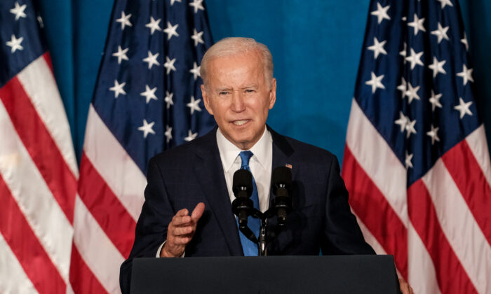 乔·拜登总统于 2022 年 11 月 2 日在华盛顿联合车站发表讲话。（Michael A. McCoy/Getty Images）