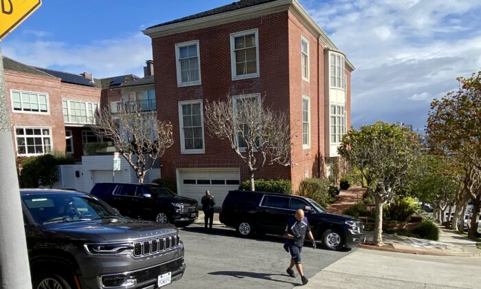 2022 年 11 月 2 日，两辆带有议长南希·佩洛西 (Nancy Pelosi) 安保细节的黑色 SUV 在她位于旧金山的家门外等候。（达琳·桑切斯（Darlene Sanchez），媒体时报）