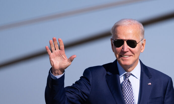 2022 年 11 月 3 日，乔·拜登总统在马里兰州安德鲁斯联合基地步行登上空军一号。（Saul Loeb/AFP via Getty Images）