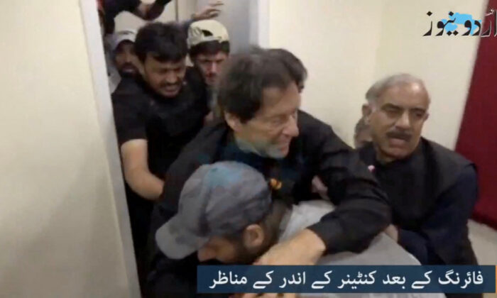 2022 年 11 月 3 日，巴基斯坦前总理伊姆兰·汗 (Imran Khan) 在巴基斯坦瓦济拉巴德 (Wazirabad) 的胫骨中中弹后得到帮助，这张静止图像来自视频。  （路透社乌尔都语媒体）