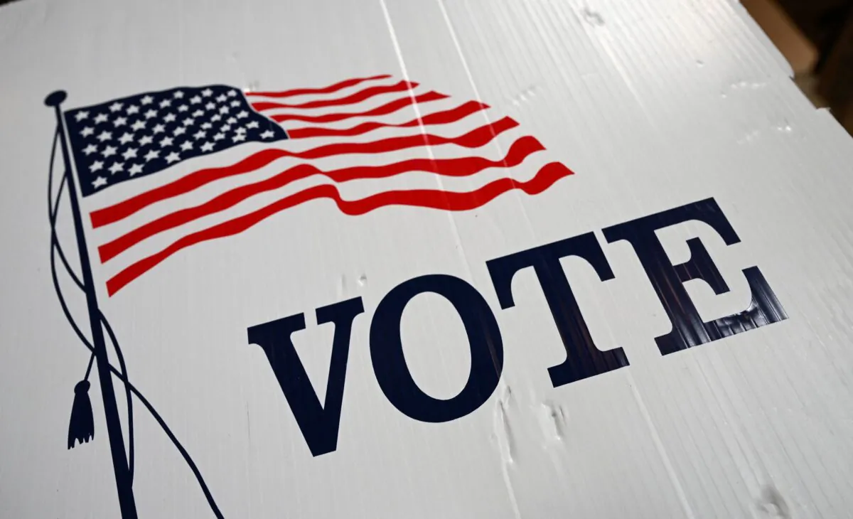 A sign with a U.S. flag is seen at a polling station during early voting ahead of the midterm elections in Los Angeles, Calif., on Nov. 1, 2022. (Robyn Beck/AFP via Getty Images)