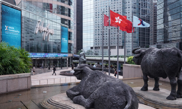 2022 年 10 月 24 日，香港交易广场，香港联合交易所 (HKEX) 前的公牛雕像。（Adrian Yu/媒体）