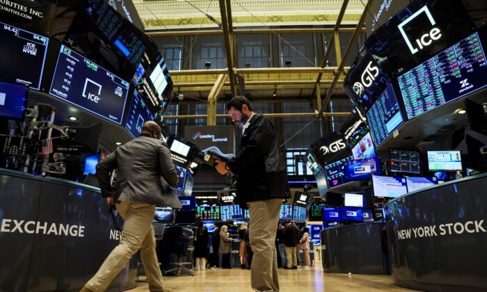 交易员于 2022 年 10 月 14 日在纽约市的纽约证券交易所 (NYSE) 工作。（Brendan McDermid/路透社）