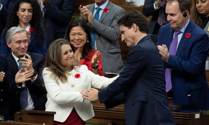 副总理兼财政部长克里斯蒂亚弗里兰在 2022 年 11 月 3 日在渥太华下议院发表财政更新后，受到总理贾斯汀特鲁多的祝贺。（加通社/Adrian Wyld）