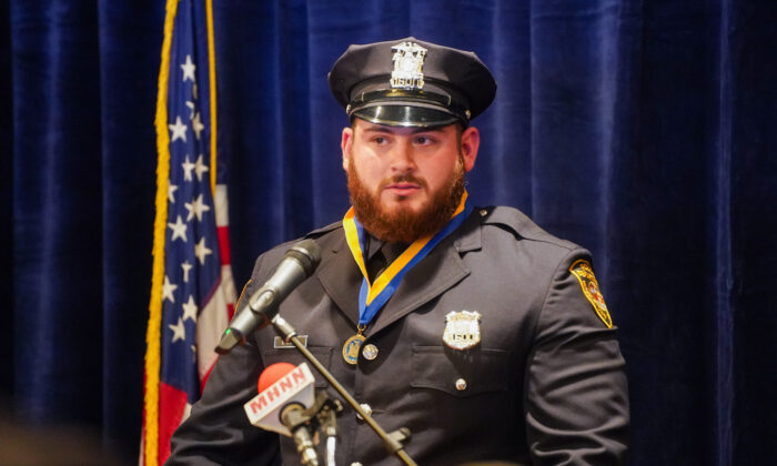 2022 年 11 月 1 日，米德尔敦警察埃文·巴罗内 (Evan Barone) 在纽约州米德尔敦的派拉蒙剧院获得纽约州警察英勇勋章后发表讲话。（Cara Ding/媒体时报）