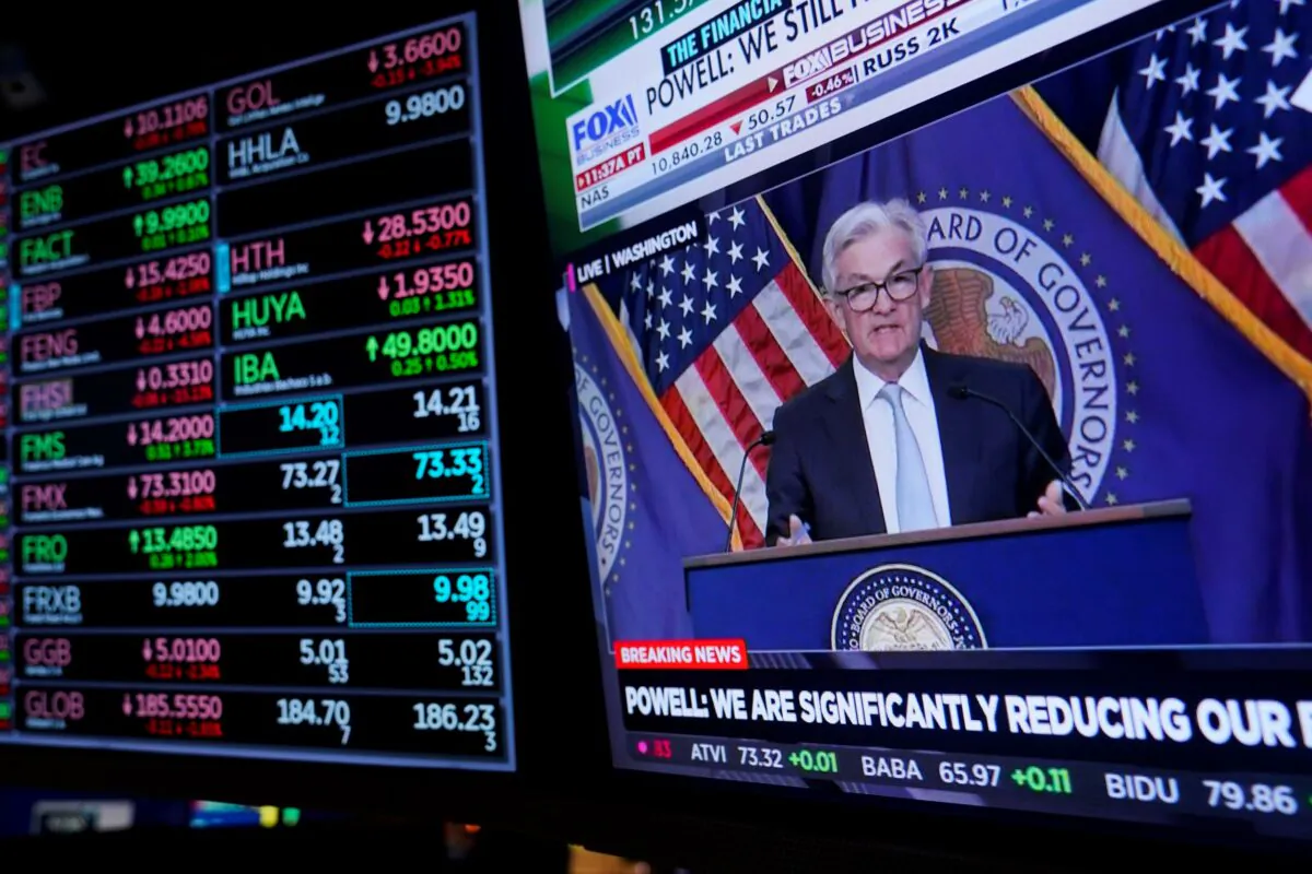 Traders work on the floor at the New York Stock Exchange as Federal Reserve Chairman Jerome Powell speaks after announcing a rate increase in New York on Nov. 2, 2022. (Seth Wenig/AP Photo)