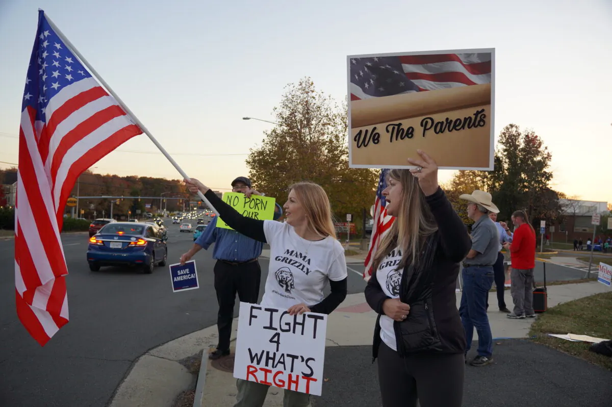 Fairfax County mother Stacy Langton (L) protests the school district's pro-transgender policies outside Fairfax County School Board meeting in Falls Church, Va., on Nov. 3, 2022. (Terri Wu/The Epoch Times)