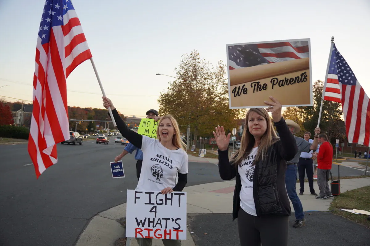 Fairfax County mother Stacy Langton (L) protests against the school district's pro-transgender policies outside a Fairfax County School Board meeting in Falls Church, Va., on Nov. 3, 2022. (Terri Wu/The Epoch Times)