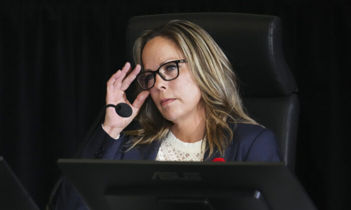 Tamara Lich 于 2022 年 11 月 3 日作为证人出现在渥太华公共秩序紧急委员会。（Sean Kilpatrick/The Canadian Press）