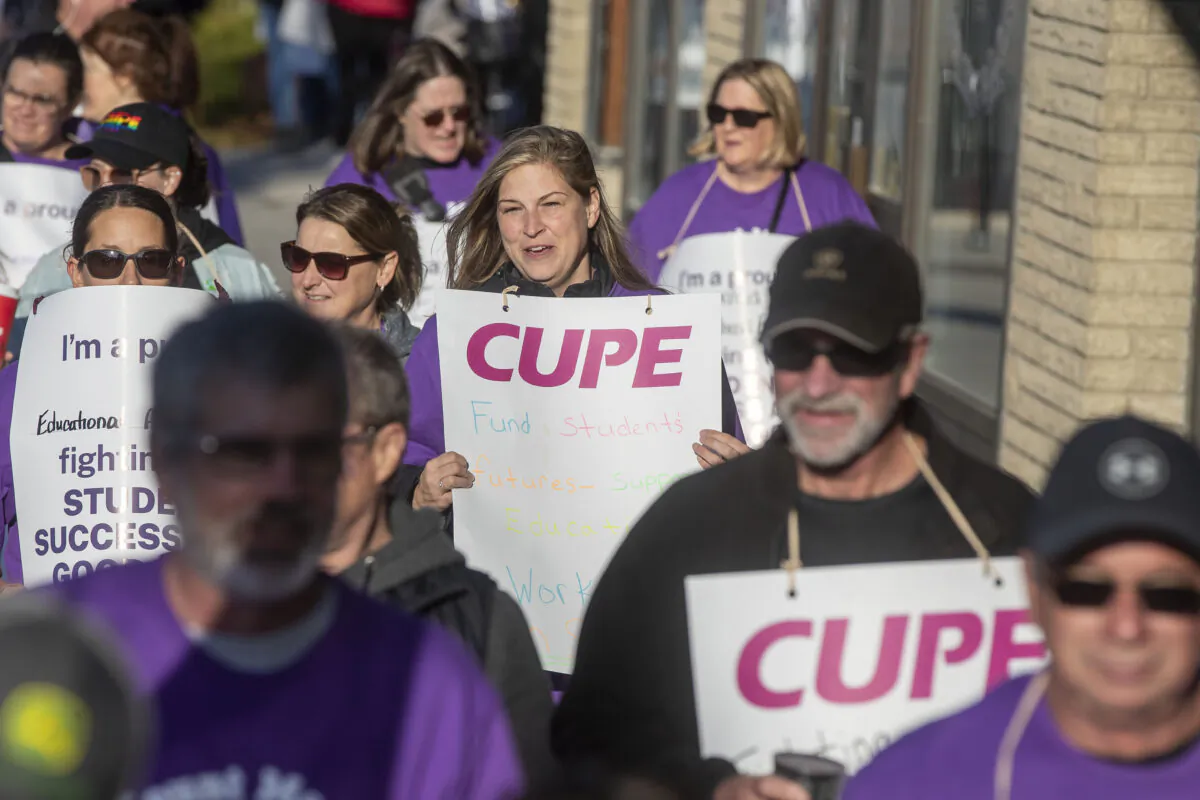 CUPE (Canadian Union of Public Employees) education workers strike on the picket line in Kingston, Ont., on Nov. 4, 2022. (The Canadian Press/Lars Hagberg)