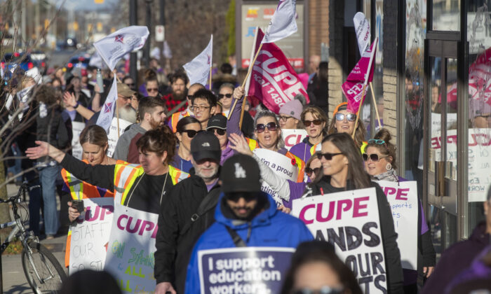 CUPE（加拿大公共雇员工会）教育工作者于 2022 年 11 月 4 日星期五在安大略省金斯敦的纠察线上罢工。加拿大媒体/Lars Hagberg
