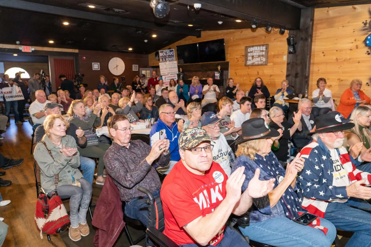 Residents show their support for support Don Bolduc, Republican candidate for Senate in New Hampshire, on Nov. 3.(Learner Liu/The Epoch Times)