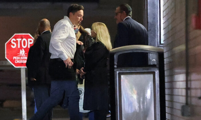 Twitter, Inc. 的所有者兼首席执行官埃隆·马斯克 (Elon Musk) 于 2022 年 11 月 4 日抵达纽约曼哈顿举行的第 29 届年度男爵投资会议。（安德鲁·凯利/路透社）