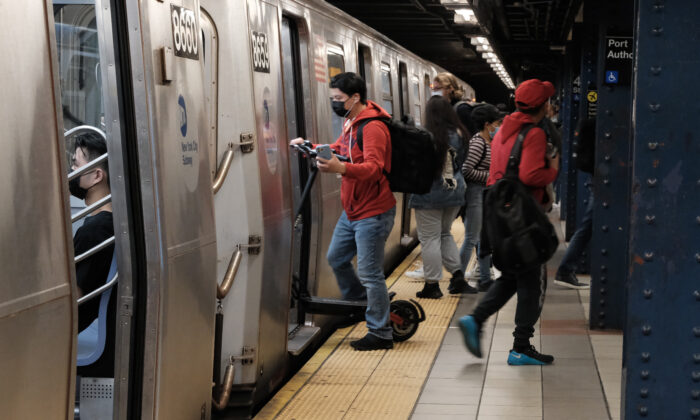 Fox News Weatherman ‘Beaten by Group of Teens’ on NYC Subway Train