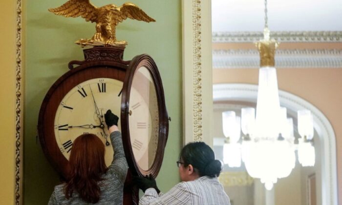 2020 年 1 月 21 日，国会大厦建筑师的员工在华盛顿的美国国会大厦为俄亥俄州时钟上弦。（约书亚·罗伯茨/路透社）