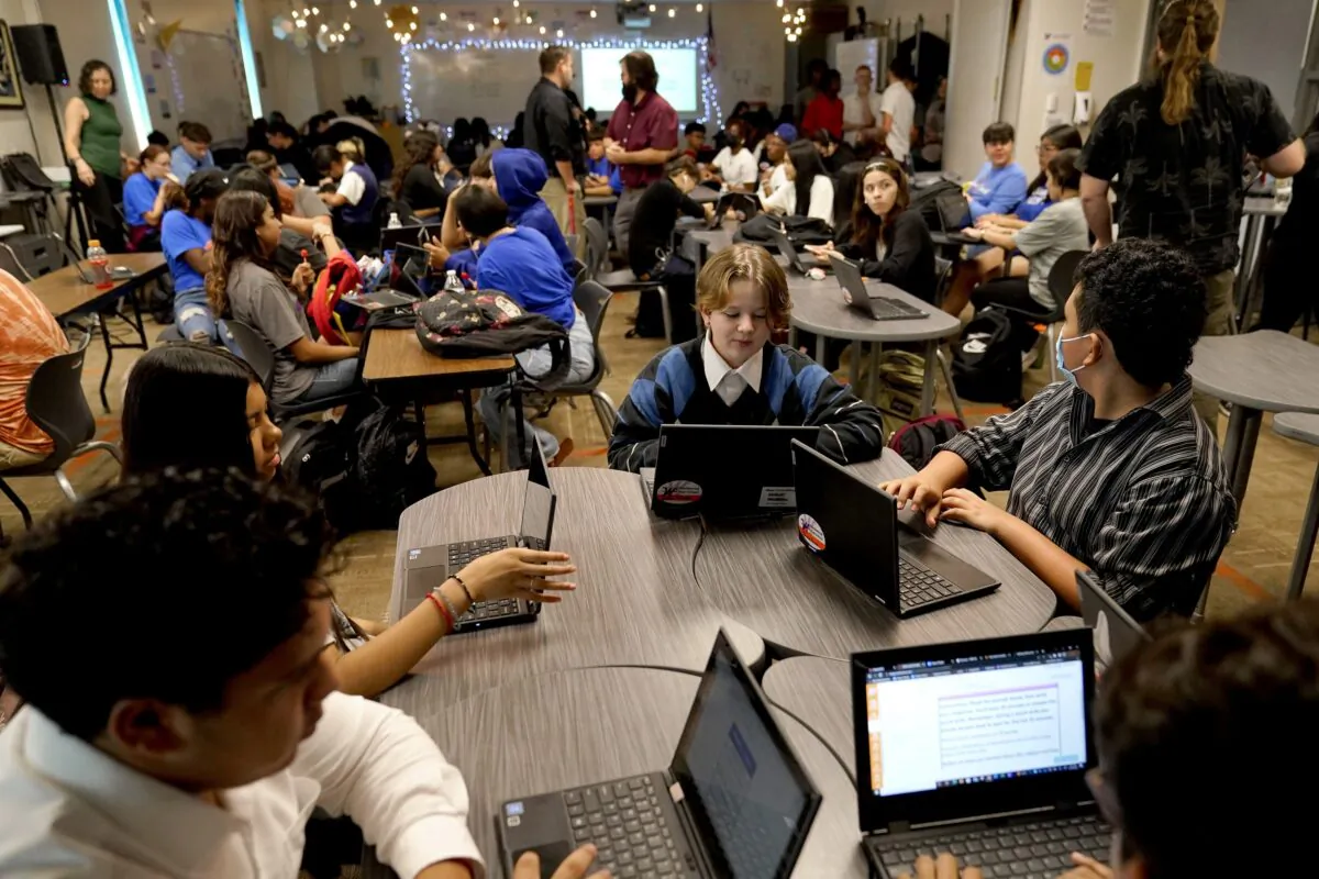 An English class in Mesa, Ariz., on Oct. 18, 2022. (Matt York/AP)
