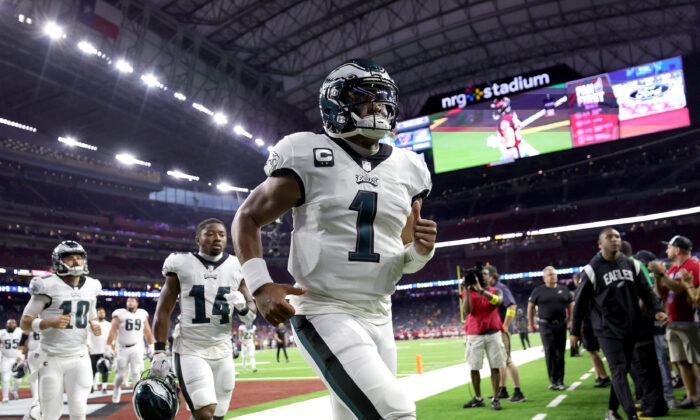 Jalen Hurts leads Philadelphia Eagles to their first 8-0 start