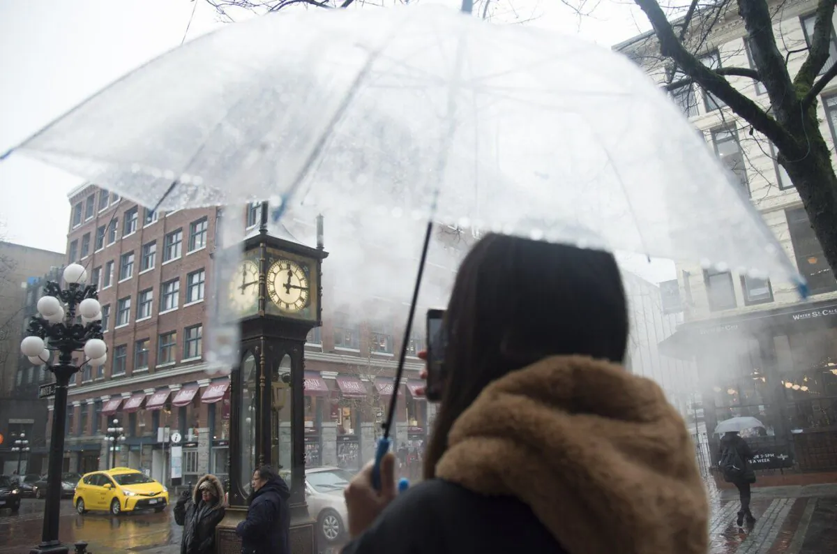 People walk by the steam clock in Gas Town in downtown Vancouver, B.C., Dec. 31, 2019. (The Canadian Press/Jonathan Hayward)
