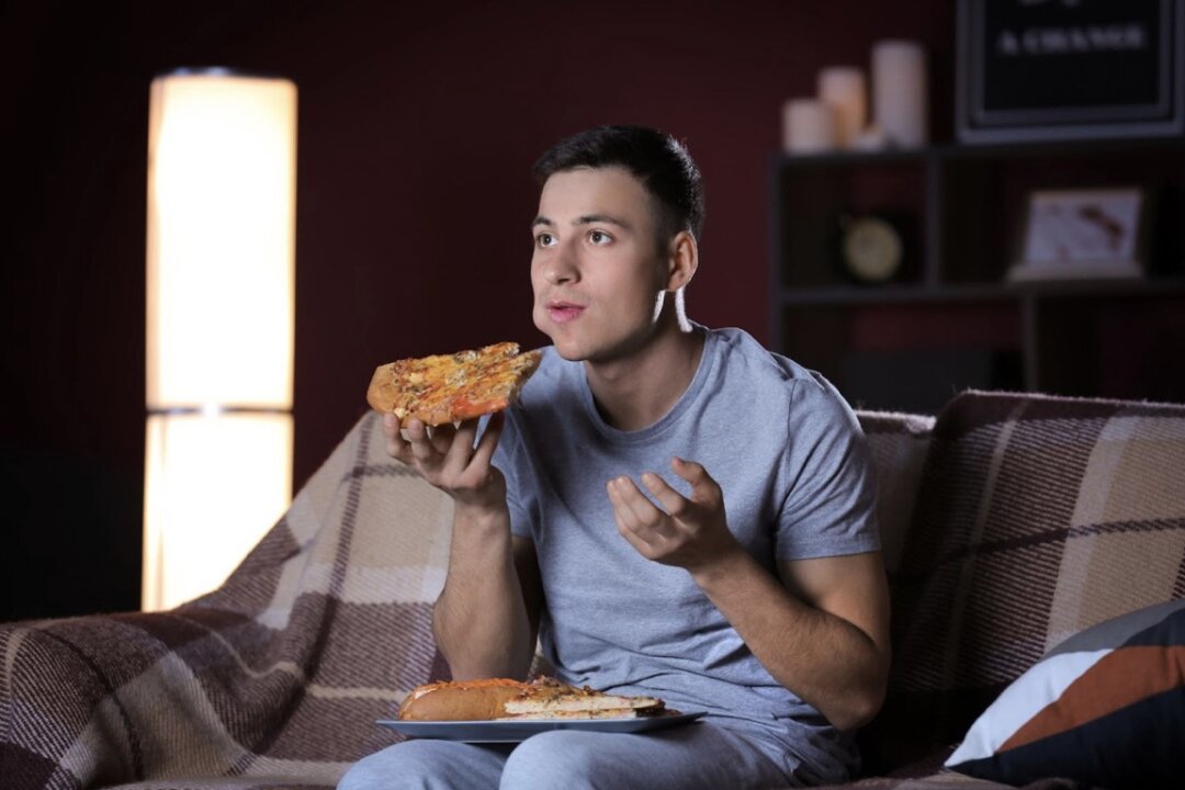 A study by a Northwestern University team showed that eating late at night is linked to diabetes and weight gain. Those who eat at bedtime are more prone to diabetes and disruptions to the biological clock. (Shutterstock)