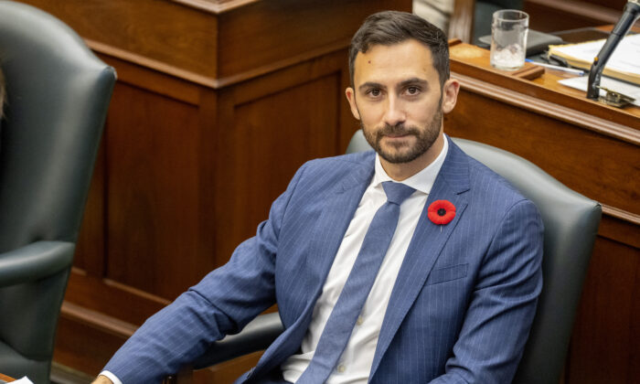 安大略省教育部长斯蒂芬·莱切（Stephen Lecce）在 2022 年 11 月 1 日的提问期间在安大略省立法机关回答问题，因为成员们正在辩论一项旨在避免 55,000 名教育工作者计划罢工的法案。  （弗兰克·冈恩/加拿大新闻社）