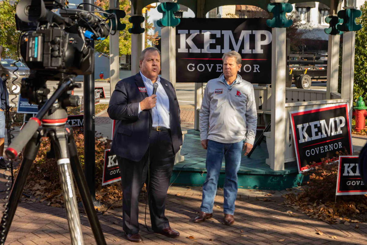 Former New Jersey Governor Chris Christie, L, campaigns for Georgia Governor Brian Kemp, R, in Winder, Ga. on November 4, 2022. (Photo courtesy of Justin Kase Photography.)