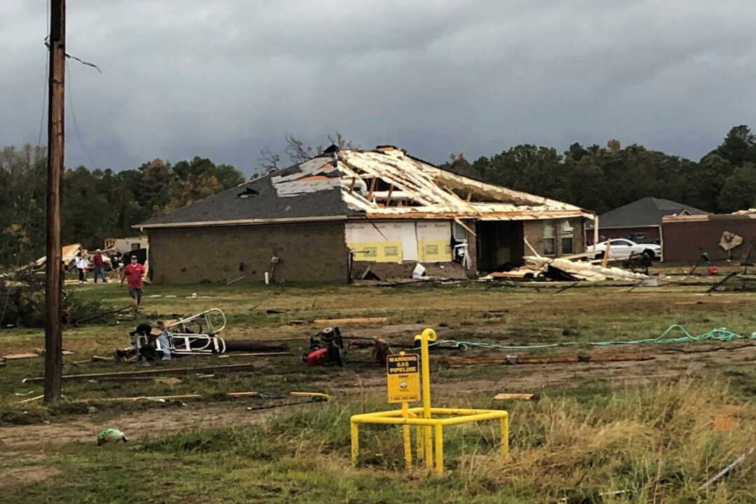 1 Dead, Dozens Hurt as Tornadoes Hit Texas and Oklahoma | The Epoch Times